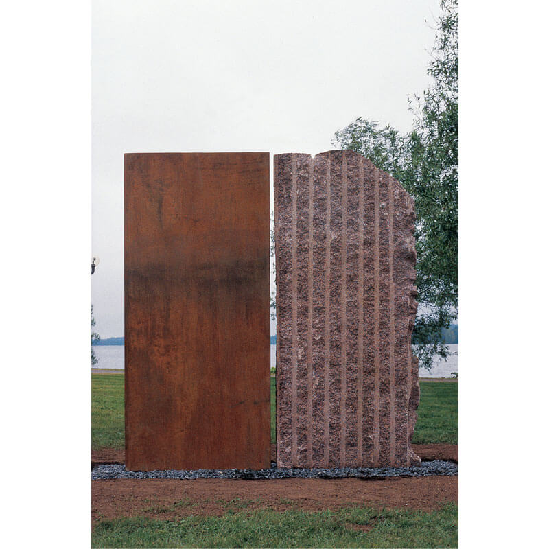 o.T., 1995, Granit, Stahl, H 350 cm, B 200 cm, T 40 cm, Skulpturenpark Vammala, Finnland