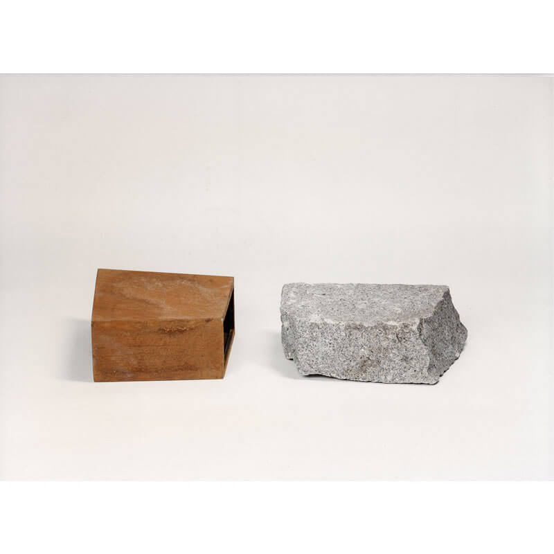 o.T., 1984, Stahl, Granit, H 15 cm, B 40 cm, T 80 cm