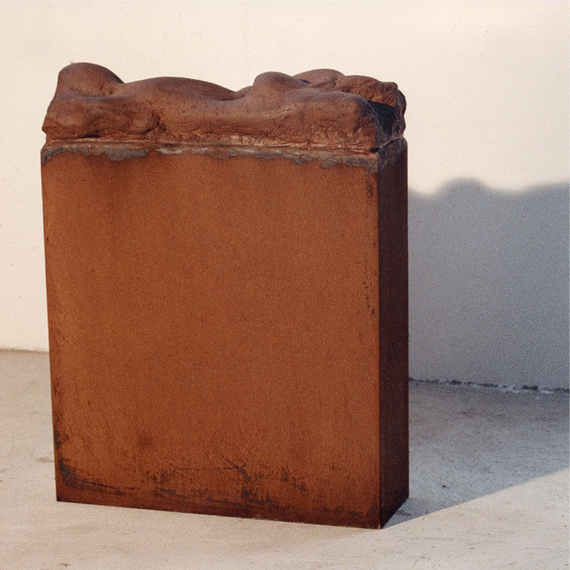 o.T., 1979, Sandstein, Stahl, H 84 cm, B 67 cm, T 22 cm