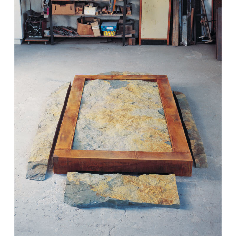 Prokrustes-Bett, 2000, Anröchter Dolomit, Corten-Stahl, H 17 cm, B 165 cm, T 330 cm