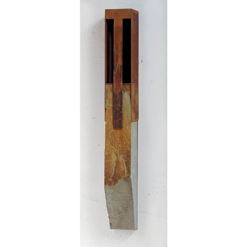 o.T., 1995 (Wandobjekt), Stahl, Anröchter Dolomit, H 150 cm, B 19 cm, T 19 cm